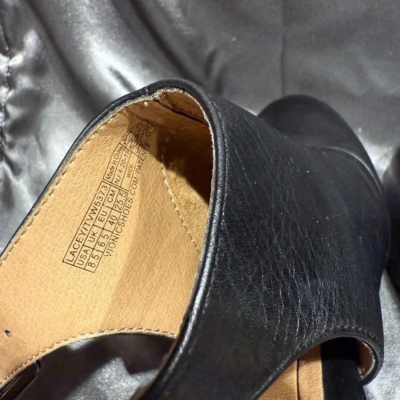 Vionic size 8.5 W 'Lacey' Black Leather Cutout Heeled Boots / Booties, Like New - Picture 10 of 10